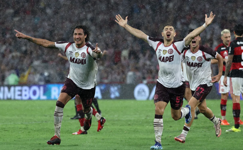 José Canale festejando un gol con Lanús frente a Flamengo en el Estadio Maracaná